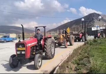رژه تراکتور سواران و کشاورزان منطقه بیرانوند در حمایت از رزمندگان اسلام