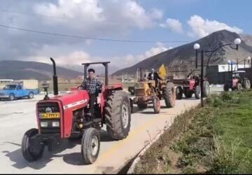 رژه تراکتور سواران و کشاورزان منطقه بیرانوند در حمایت از رزمندگان اسلام