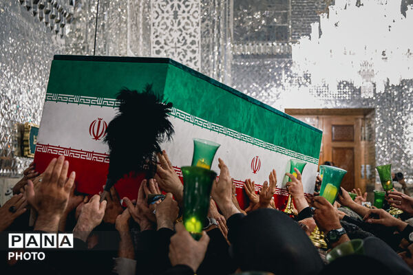 طواف پیکر رهبر شهید انقلاب بر گرد ضریح مطهر امام رضا علیه‌السلام
