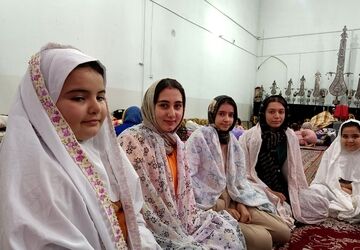 فرشته‌های کوچک معتکف به استقبال خانه خدا رفتند