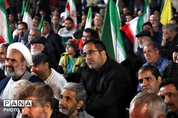 هنرمندان پای کار انقلاب