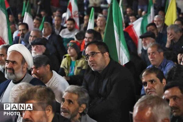 هنرمندان پای کار انقلاب