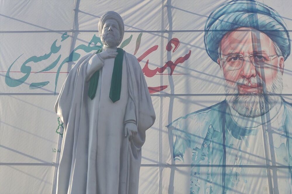 رونمایی از سردیس شهید رئیسی در میدان پاستور تهران