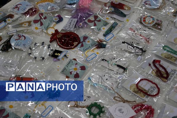 بازدید مدیر کانون فرهنگی هدایت از نمایشگاه آثار تجسمی دانش‌آموزان سوده