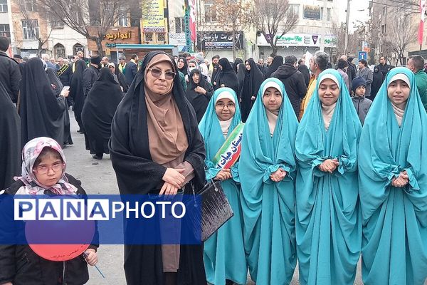 حضور اقشار مختلف مردم شهرری در راهپیمایی ۲۲ بهمن