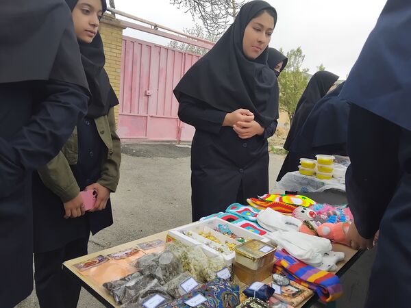 بازارچه‌ کسب‌و‌کار دانش‌آموزی در مدرسه‌ حضرت خدیجه(س) شهر وردنجان
