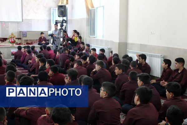 اقامه نماز جماعت در آموزشگاه متوسطه اول شاهد سمنان