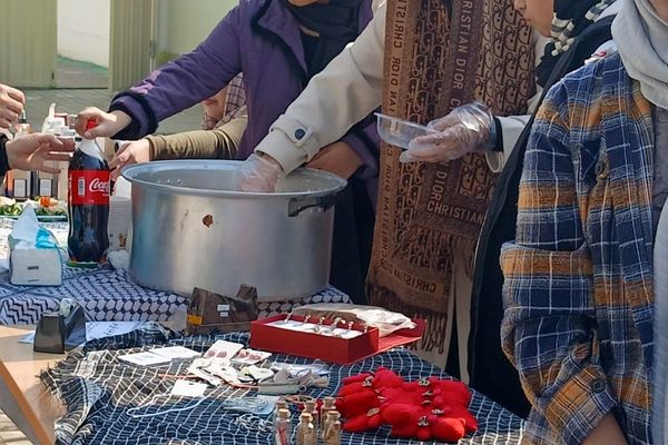 بازارچه فروش دبیرستان و هنرستان حدیث کسا ری یک به مناسبت دهه فجر