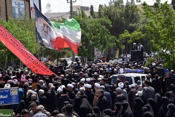 همه چیز برای یک استقبال گرم مهیاست ، با افتخار به پیشواز شهیدمان می آییم 