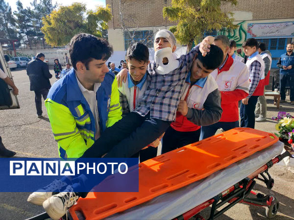 اجرای مانور زلزله در دبیرستان شهید مطهری شهر دستجرد قم