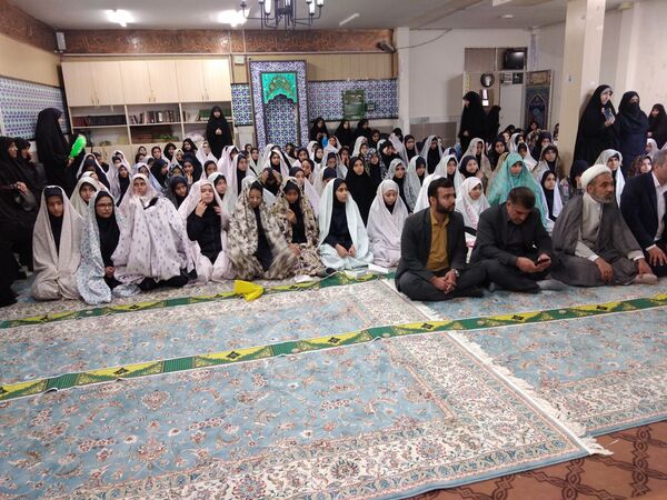 آیین نواخته شدن زنگ نماز در دبیرستان نجمه