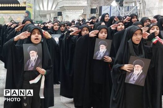 هم‌نوایی دانش‌آموزان منطقه ۵ تهران با سرود «باید برخاست» در سوگواری رهبر شهید