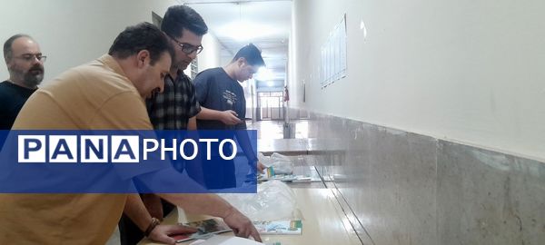 توزیع کتاب درسی دانش‌آموزان دبیرستان شهدای انقلاب اسلامی ناحیه 3 کرج