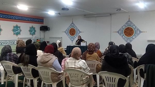 جلسه آموزش خانواده با موضوع فضای مجازی در دبستان پنجم مهر