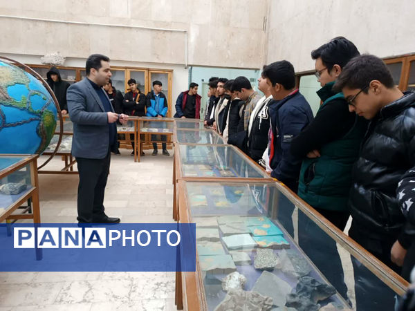 بازدید علمی دانش‌آموزان دبیرستان هدایتی قم از دانشگاه شهید بهشتی تهران 