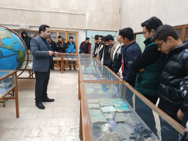 بازدید علمی دانش‌آموزان دبیرستان هدایتی قم از دانشگاه شهید بهشتی تهران 