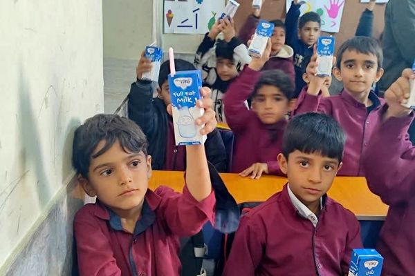 توزیع شیر رایگان به مدارس فاریاب رسید