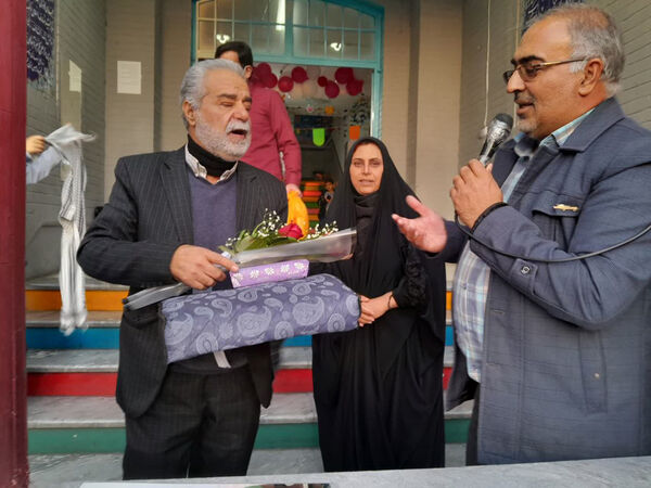 تقدیر دانش‌آموزان یک مدرسه در قم از پدر شهید کریمی
