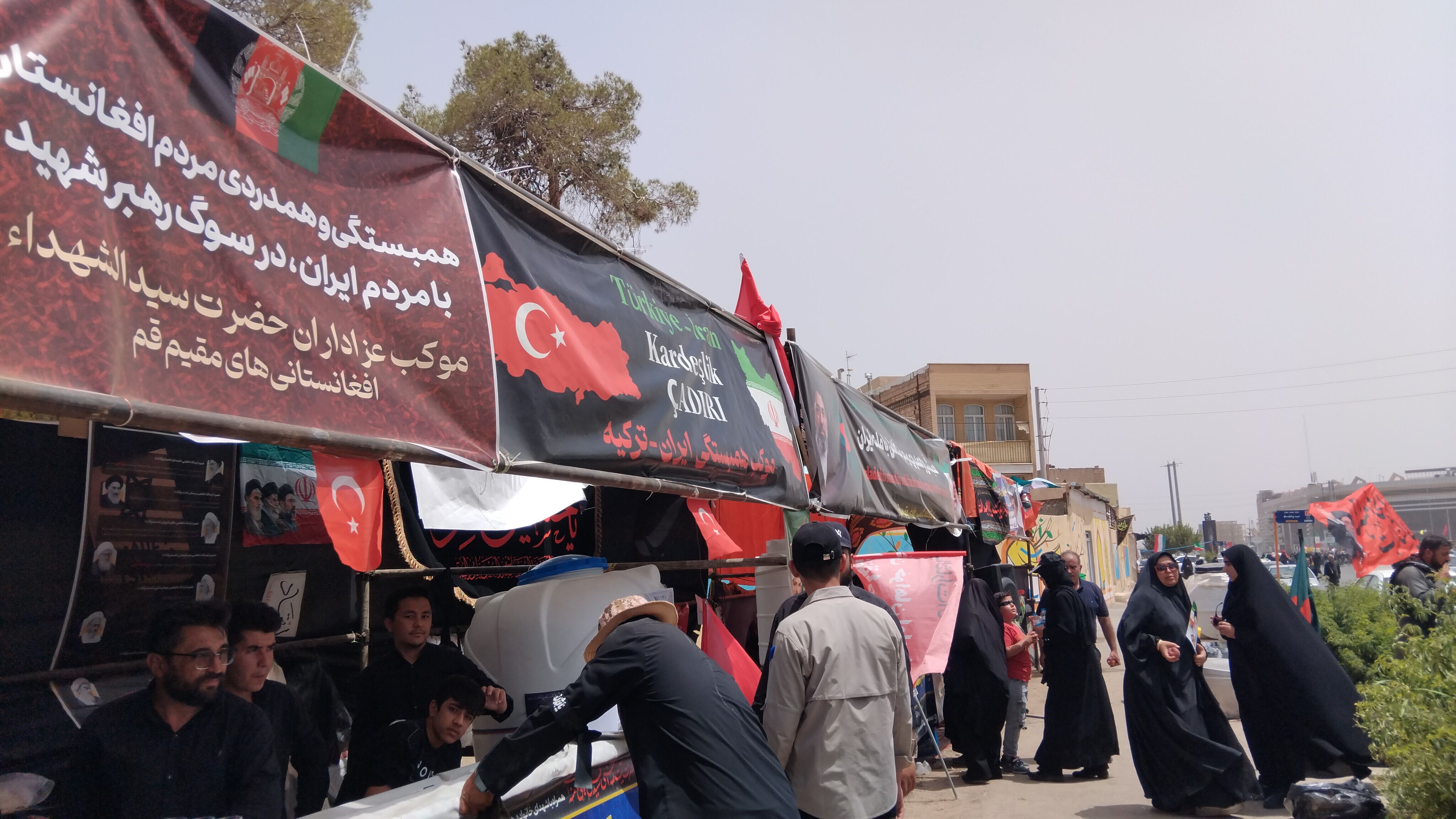 نسیم عشق در قم؛ میزبانی موکب ها از پیروان انقلاب