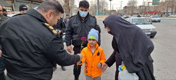 قدردانی مردم از مدافعان امنیت در روز پدر