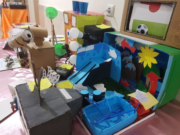 نمایشگاه آثار پژوهشی دانش آموزان رودهن