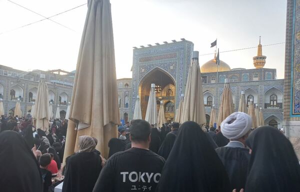 سیل عظیم زائران و مجاوران حرم امام رضا (ع) در روز آغاز امامت حضرت مهدی (عج)