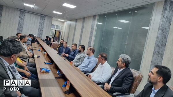 نشست هم‌اندیشی سبک‌های آزاد کاراته با مربیان خرم‌ آباد