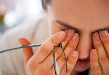 برای پیشگیری از خشکی چشم از باد مستقیم کولر فاصله بگیرید