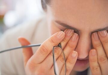 برای پیشگیری از خشکی چشم از باد مستقیم کولر فاصله بگیرید