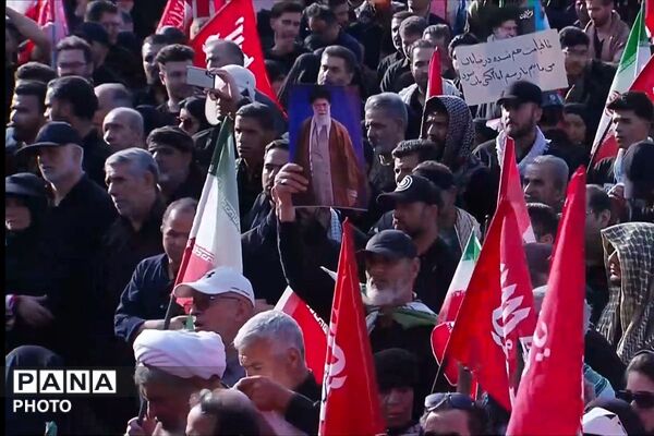 اشک‌ها و بغض‌های میلیونی در مسیر تشییع پیکر مطهر رهبر شهید