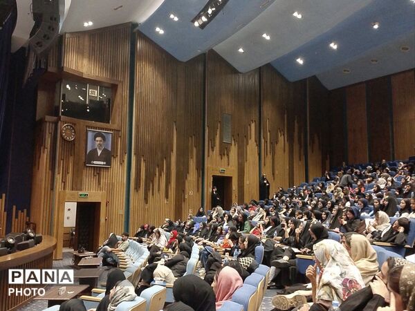 حضور دانش‌آموزان دختر هرمزگانی در همایش بزرگ تحصیلی «یاد نوین»