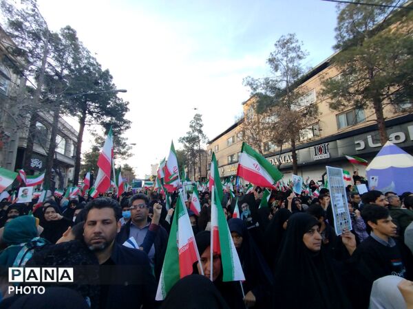 دانش آموزان کرمانی در سوگ «شهدای دبستان شجره طیبه میناب»