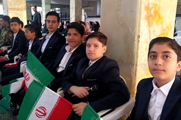 گل‌های سپاس بر مزار قهرمانان شیراز