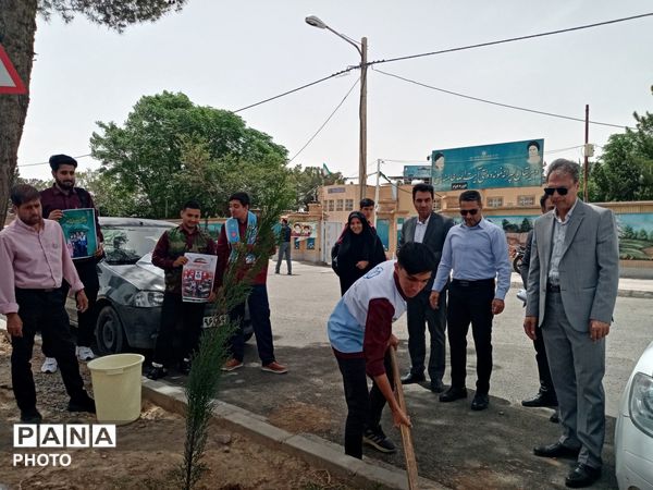 مسئولین اداره آموزش و پرورش کاشمر دو نهال بر زمین نهادند