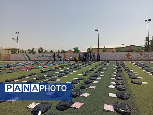 توزیع ٥٠٠ بسته کیف و لوازم التحریر میان دانش‌آموزان نیازمند در آموزش و پرورش ناحیه 3 شیراز