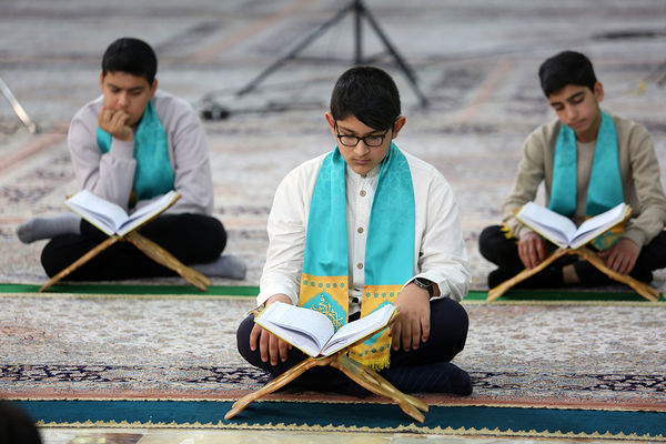 ترتیل خوانی دانش‌آموزان در حرم حضرت معصومه(س)