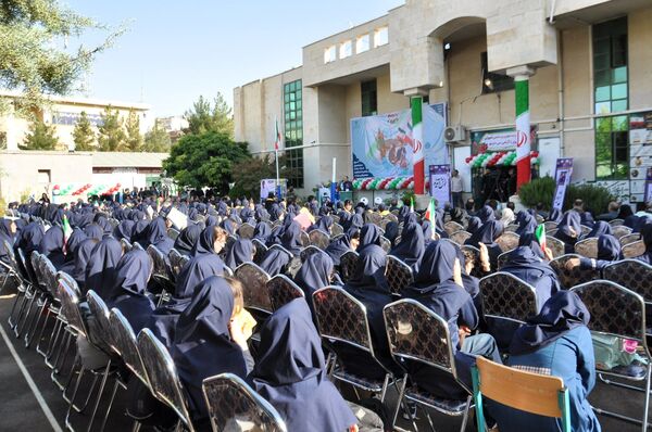 آیین نواختن زنگ مهر در دبیرستان فرزانگان کرمانشاه 