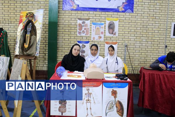 نمایشگاه دست‌سازه‌های هنرجویان هنرستان و کاردانش