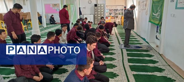 برپایی نماز جماعت در دبیرستان نمونه ایمان الله خامنه ای 