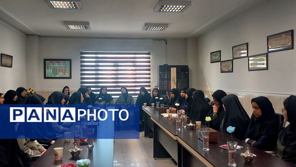 حضور مدیر آموزش و پرورش ملارد در جمع دانش‌آموزان برتر مسابقات قرآنی و فرهنگی هنری دبیرستان شاهد شهدای اقتدار