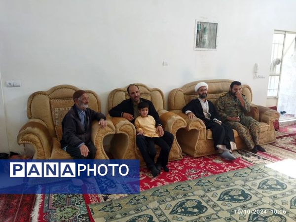 دیدار با خانواده شهدای دانش‌آموز در روستای بزنجرد شهرستان خلیل آباد