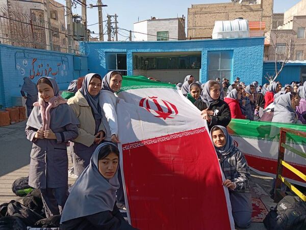 حال و هوای دبیرستان دانش‌نیا در  جشن‌های اعیاد شعبانیه و دهه فجر 