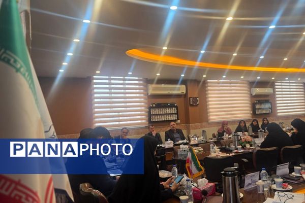 نشست هم‌اندیشی معاونین آموزش متوسطه در اداره رباط‌کریم