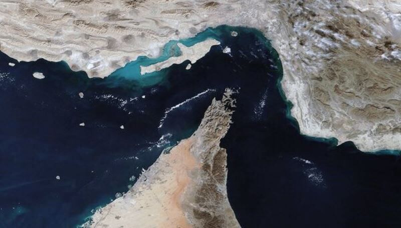 یک کشتی کانتینری در تنگه هرمز هدف قرار گرفت