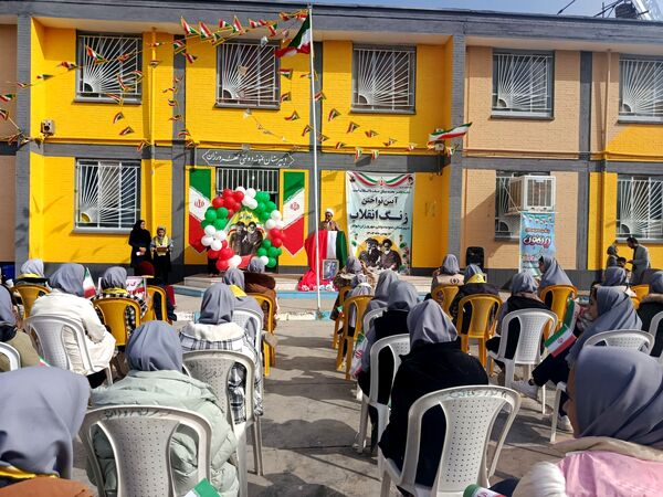 آیین نواختن زنگ انقلاب در دبیرستان نمونه دولتی مهرورزان خواف