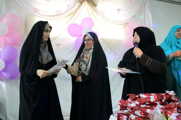 تقدیر از دانش آموزان برتر دبیرستان دخترانه سیداحمد فاتحی یک قم 