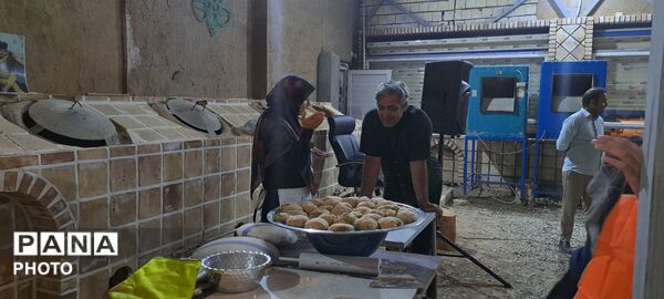 طبخ نان در تنورخانه سنتی ایران با حضور خانواده های شهدای جنگ رمضان