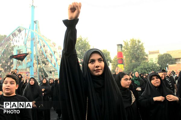 ورامین بار دیگر در سوگ اسارت؛ کاروان نمادین کربلا در خیابان‌های ورامین به حرکت درآمد