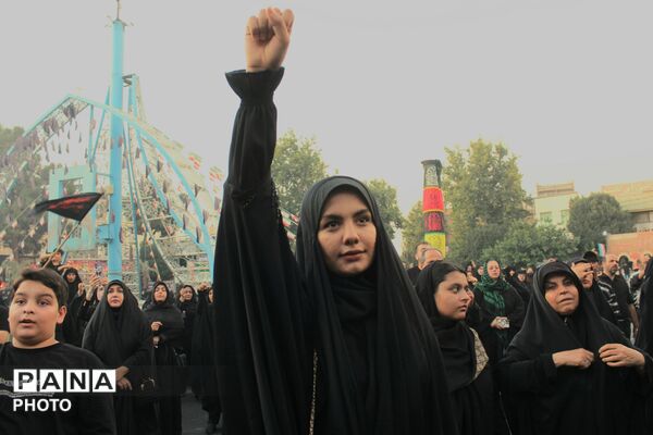 ورامین بار دیگر در سوگ اسارت؛ کاروان نمادین کربلا در خیابان‌های ورامین به حرکت درآمد