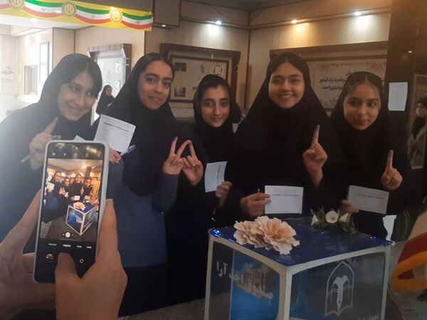 انتخاب نماینده دانش آموزان در دبیرستان نمونه فرهنگ مهشید مصلی نژاد ناحیه ۶